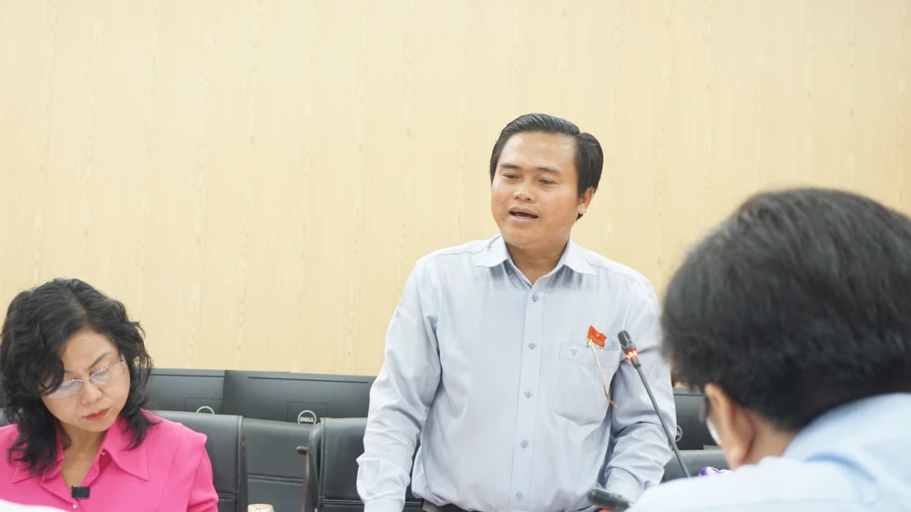 Ông Cao Thanh Bình, Trưởng ban Văn hoá - Xã hội, HĐND TP.HCM phát biểu sáng nay. Ảnh: NQ
