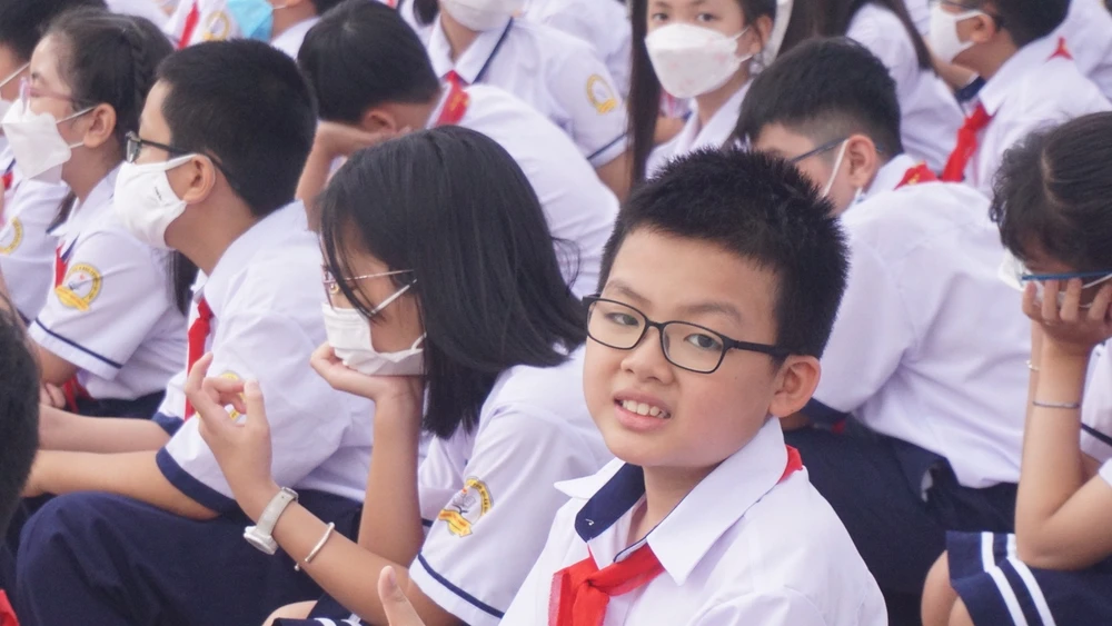 Học sinh lớp 6 Trường THCS Phan Văn Trị, quận Gò Vấp trong ngày khai trường năm học 2022-2023. Ảnh: NGUYỄN QUYÊN
