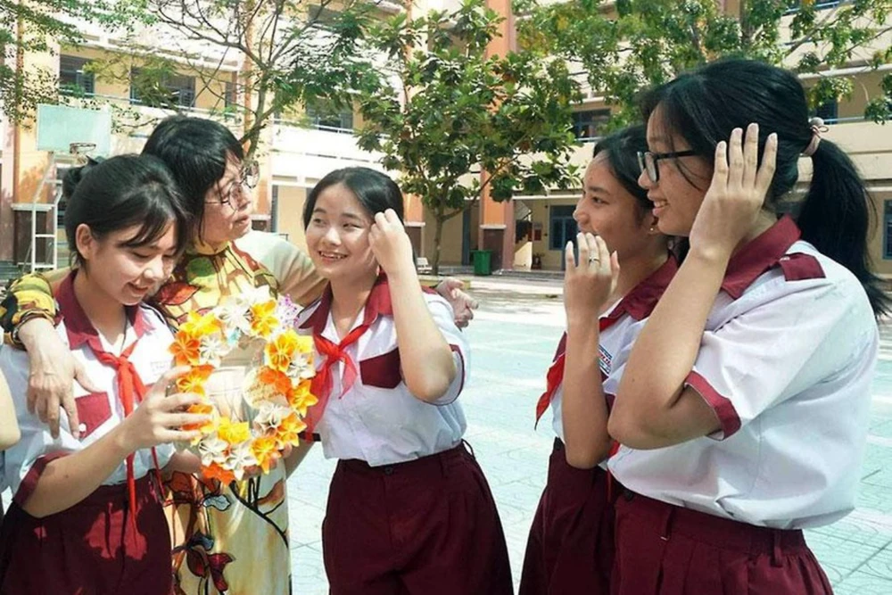 "Trường học hạnh phúc" khi giáo viên và học sinh cảm thấy vui khi tới trường. Trong ảnh: Cô trò trường THCS Bình Tân, quận Bình Tân. Ảnh: NGUYỄN QUYÊN