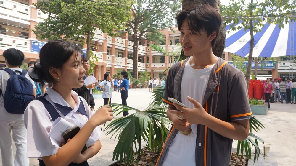 Học sinh lớp 9 trả lời những câu hỏi liên quan đến Trường THPT Nguyễn Hữu Huân để nhận phần thưởng.