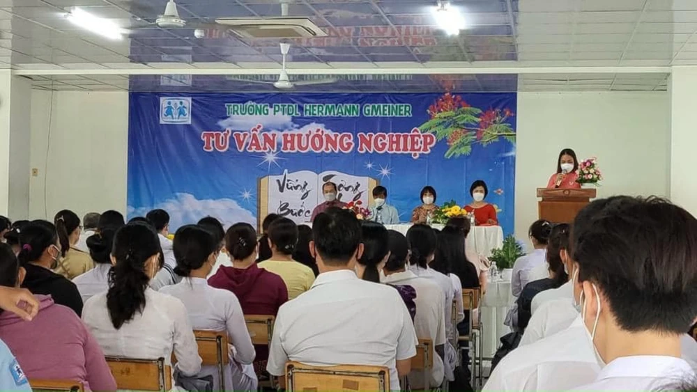 Một buổi tư vấn hướng nghiệp của Trường PTDL Hermann Gmenier dành cho phụ huynh. Ảnh: FANPAGE TRƯỜNG