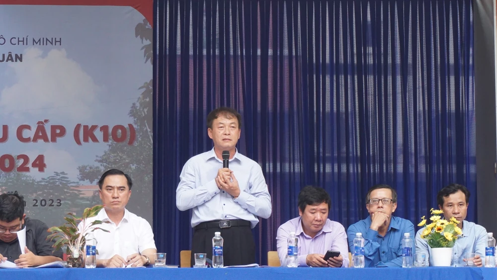 Ông Đỗ Dương Cung, Hiệu trưởng Trường THPT Nguyễn Hữu Huân, TP Thủ Đức phát biểu tại ngày hội.