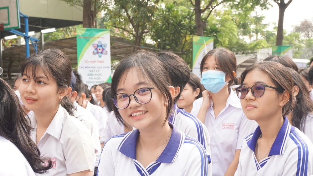 HS thích thú khi lắng nghe những lời động viên từ Hiệu trưởng nhà trường.