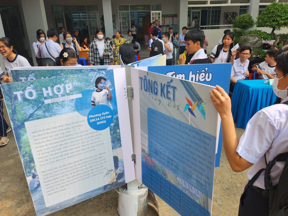 Cuốn sách lớn giới thiệu về Trường THPT Nguyễn Hữu Cầu do học sinh lớp 10 tự thiết kế.