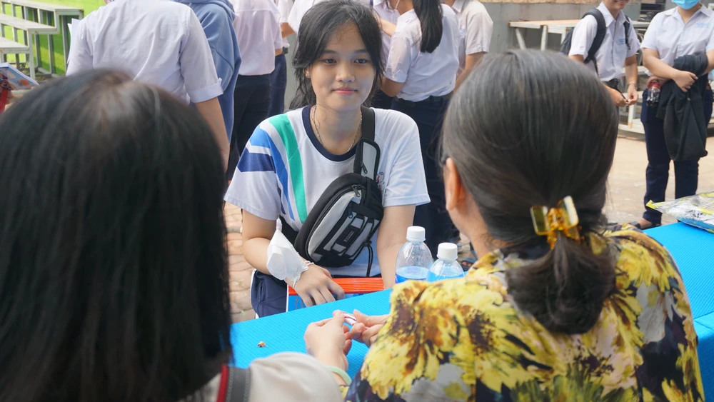 HS lớp 9 lắng nghe tư vấn từ các giáo viên của Trường THPT Nguyễn Hữu Cầu.