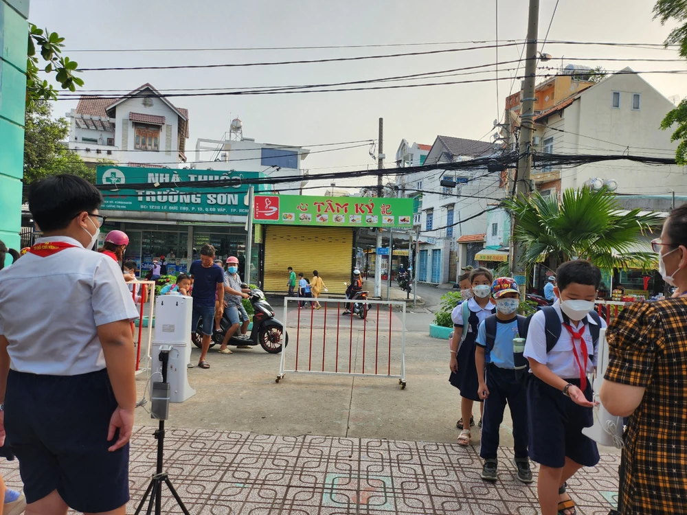 Trường Tiểu học Lê Văn Thọ, quận Gò Vấp phân làn đón học sinh.