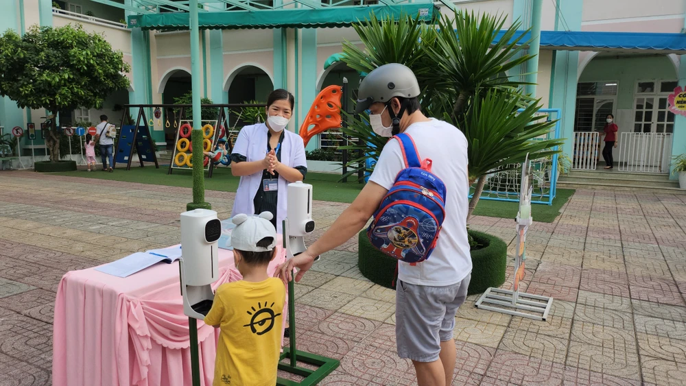 Trường Mầm non Hạnh Thông Tây bố trí nhân viên y tế cùng hai máy xịt nước rửa tay trong khuôn viên trường.