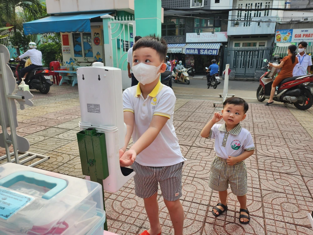 Các bé thực hiện nghiêm việc rửa tay trước khi vào trường.