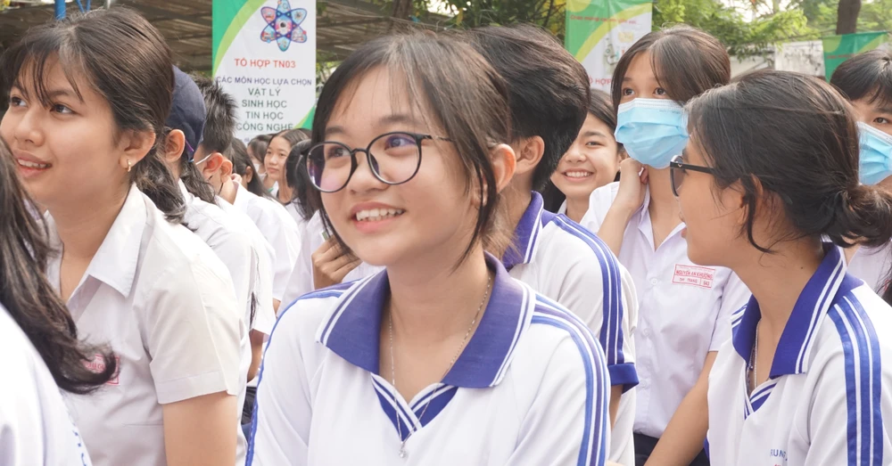 Học sinh lớp 9 tham dự ngày hội trải nghiệm tại Trường THPT Nguyễn Hữu Cầu, huyện Hóc Môn. Ảnh: NQ