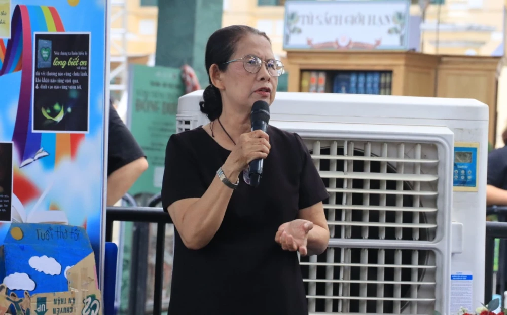 TS Quách Thu Nguyệt, nguyên Giám đốc, Tổng biên tập NXB Trẻ chia sẻ tại toạ đàm sáng nay. Ảnh: VĂN HÀ