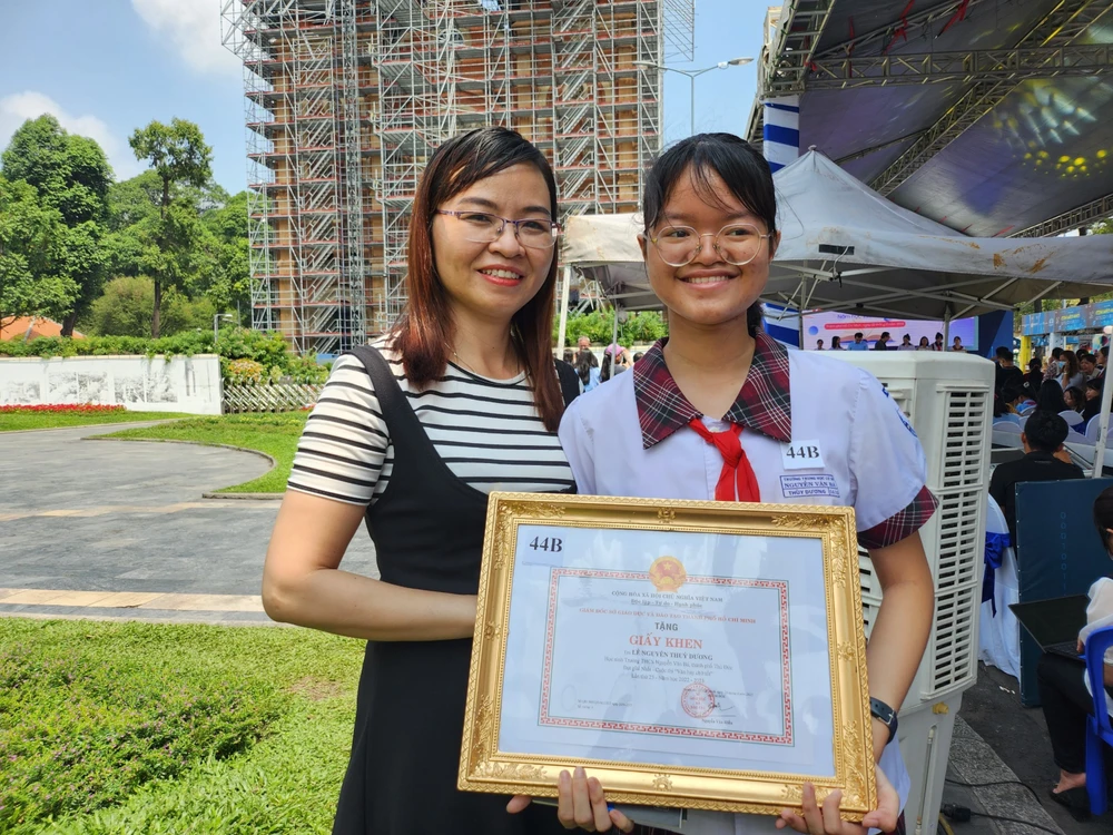 Lê Nguyễn Thuỳ Dương cùng với mẹ tại lễ trao giải.