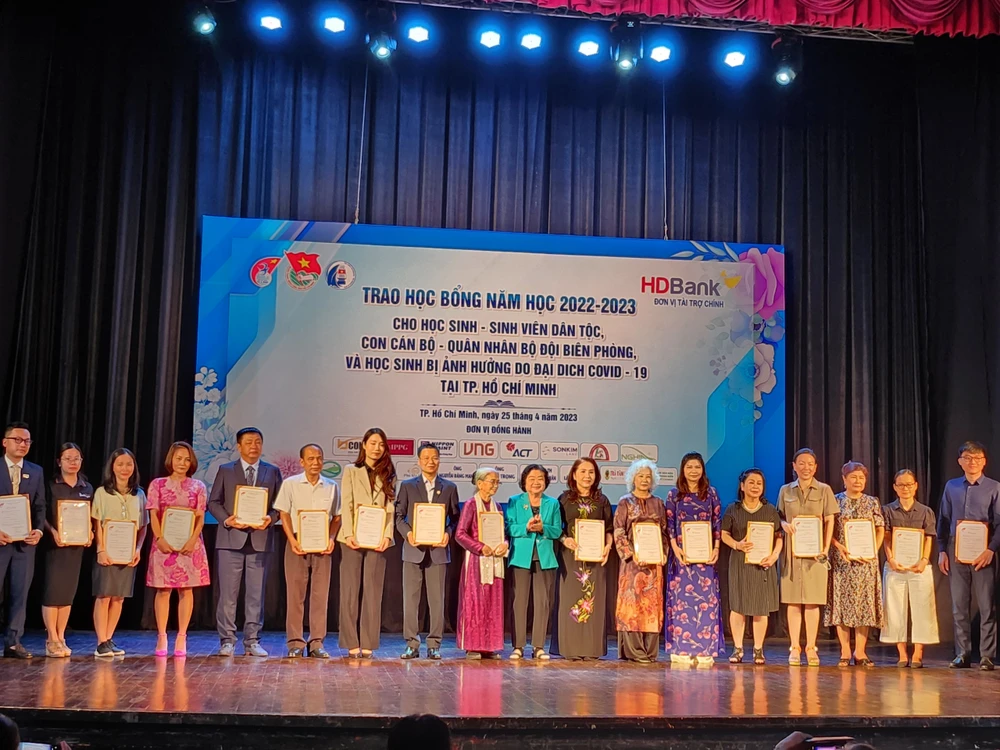 Nguyên Phó Chủ tịch nước Trương Mỹ Hoa, Chủ tịch Quỹ học bổng Vừ A Dính, chủ nhiệm CLB “Vì Hoàng Sa - Trường Sa thân yêu" tặng thư cảm ơn cho các đơn vị tài trợ.