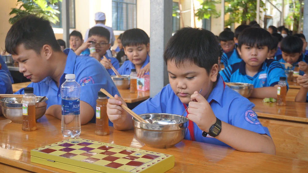 Một bữa ăn bán trú của học sinh Trường THCS Nguyễn Văn Luông, quận 6. Ảnh: NGUYỄN QUYÊN