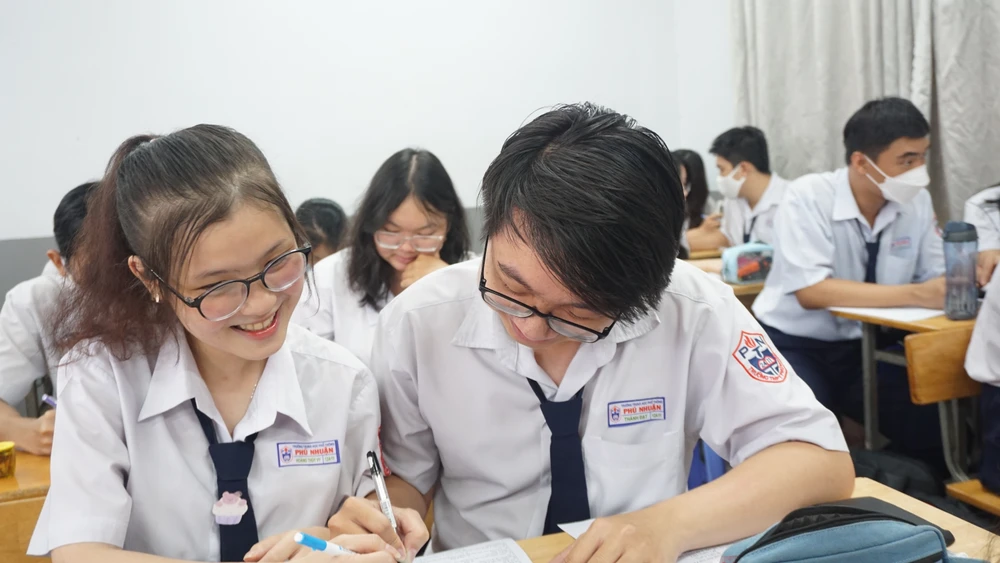 Học sinh lớp 12 Trường THPT Phú Nhuận, quận Phú Nhuận trong 1 tiết học. Ảnh: NQ