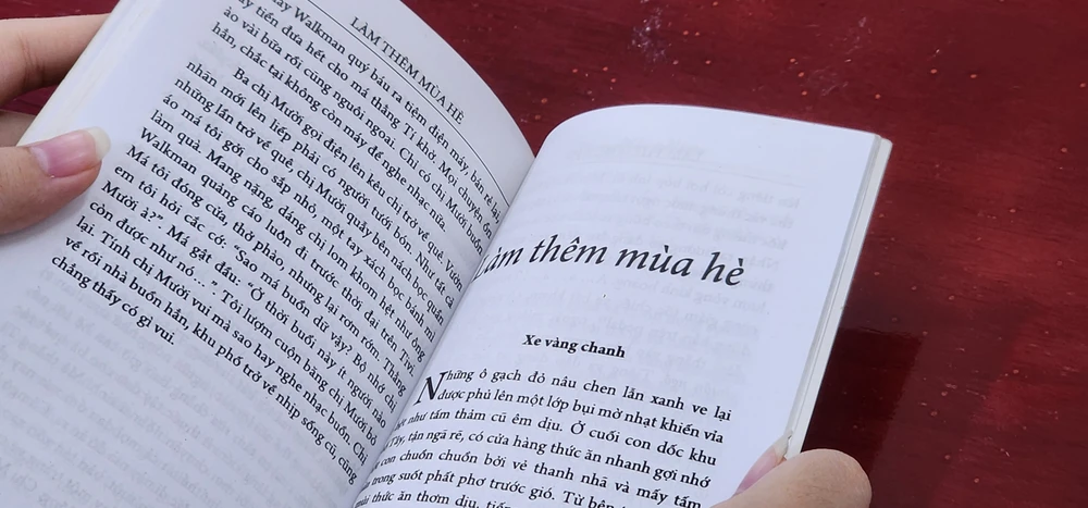 Sau khi đọc sách, các em sẽ viết cảm nhận một câu chuyện mà em thích nhất. Ảnh: NTCC