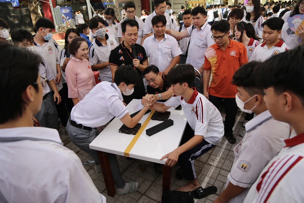 Các em đều hào hứng với trò chơi vật tay. Ảnh: HOÀNG GIANG