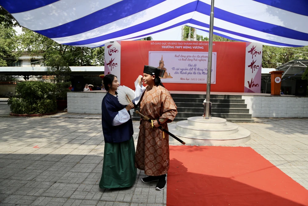 HS Trường THPT Hùng Vương biểu diễn trang phục truyền thống. Ảnh: HOÀNG GIANG