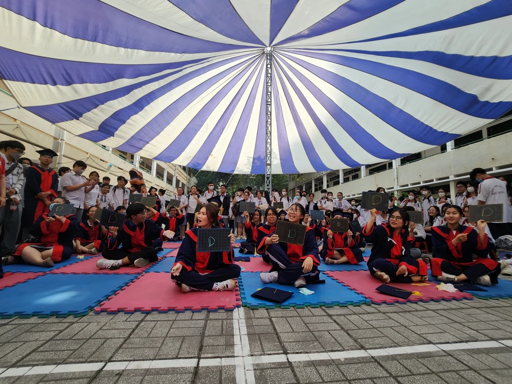 Các em "cười thả ga" với hội thi hoa trạng nguyên qua những câu hỏi thú vị. Ảnh: NQ