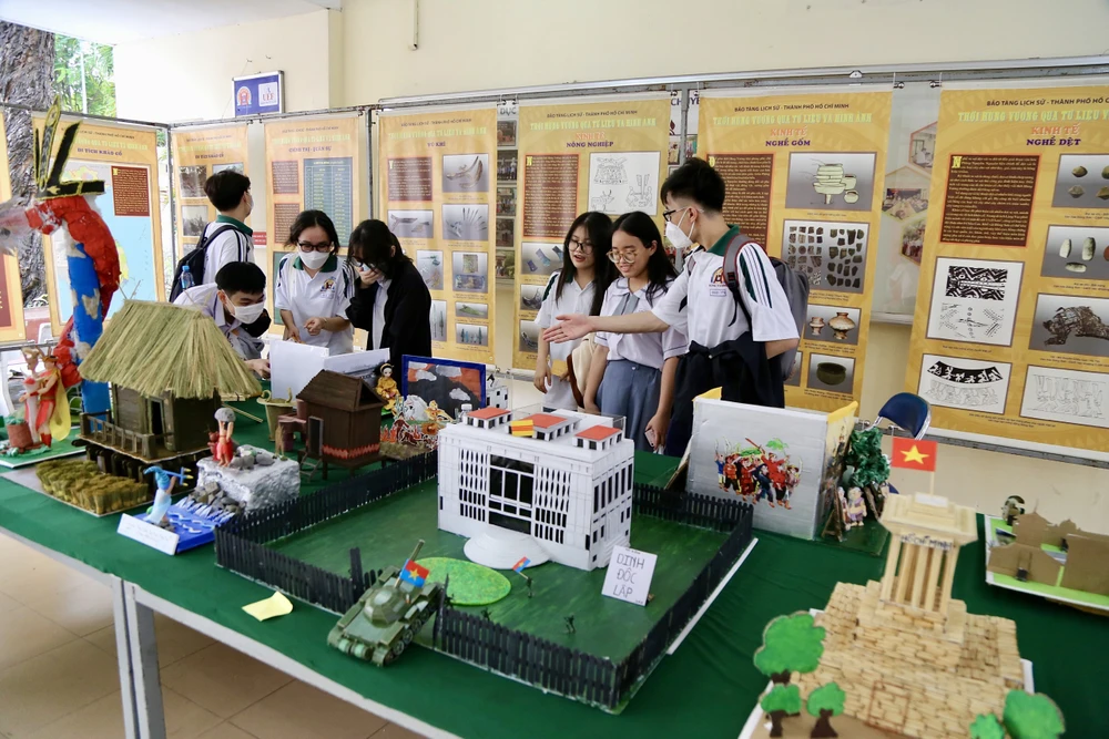 HS thích thú khi tham quan các mô hình. Ảnh: HOÀNG GIANG