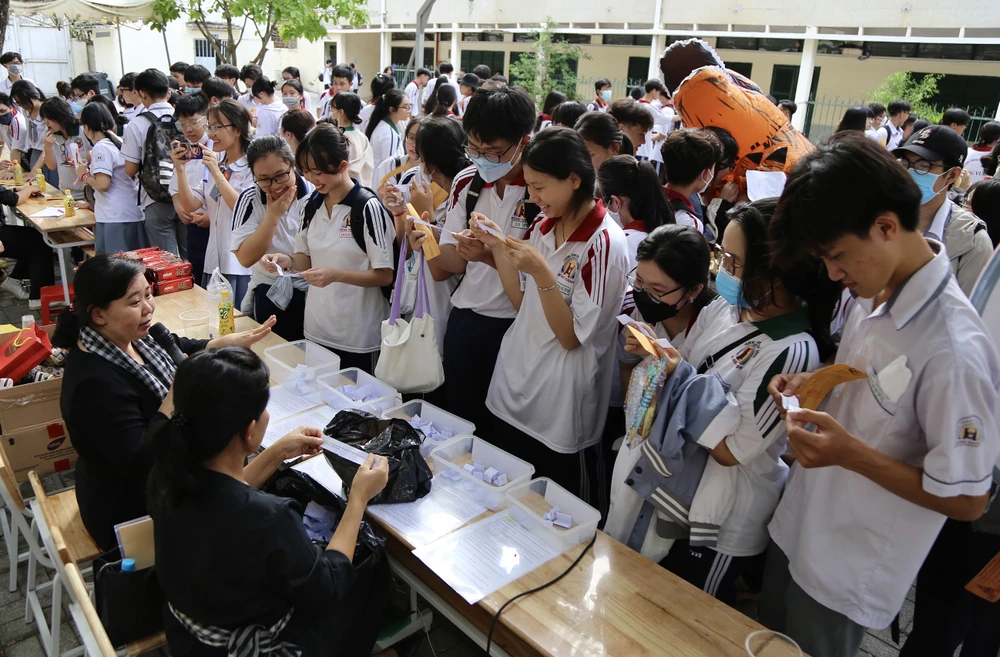Gian hàng trò chơi theo dòng lịch sử thu hút nhiều HS đến tham gia. Ngoài việc bổ sung kiến thức, HS còn nhận được những phần quà thú vị từ các giáo viên tổ lịch sử. Ảnh: HOÀNG GIANG