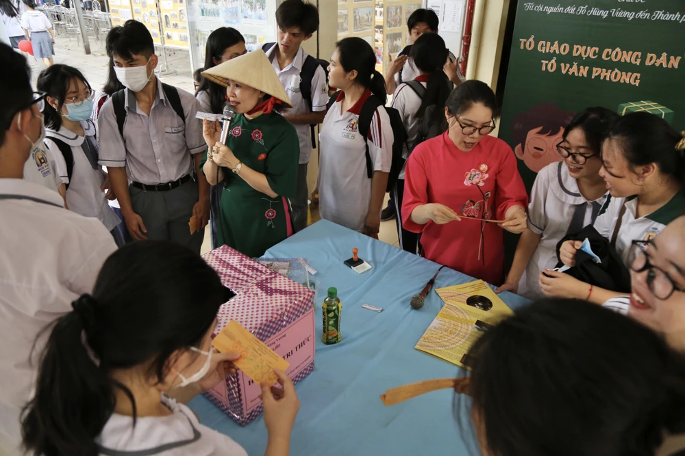 Hoạt động trả lời câu hỏi của tổ giáo dục công dân. Ảnh: HOÀNG GIANG