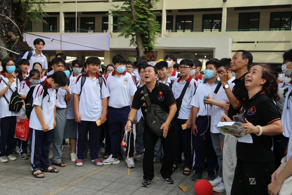 Thầy cô thích thú khi trải nghiệm. Ảnh: HOÀNG GIANG