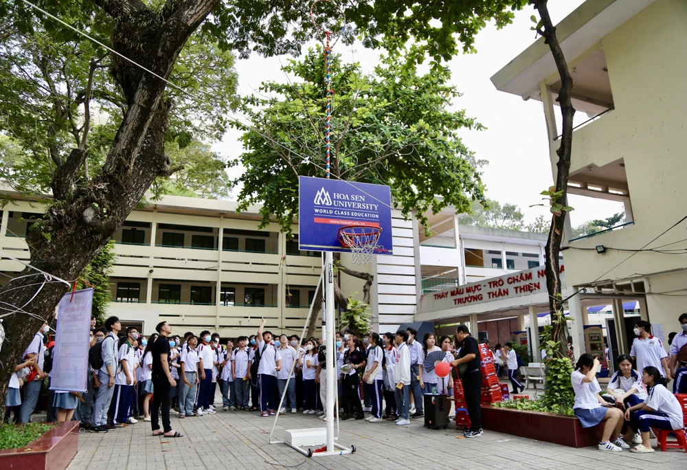 Lần đầu tiên thầy trò được chơi ném còn. Ảnh: HOÀNG GIANG