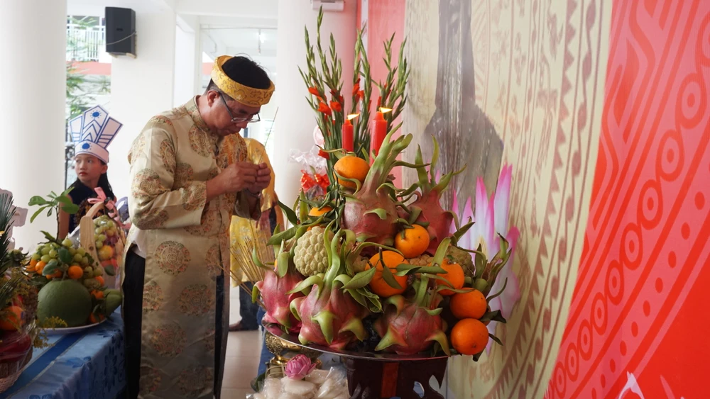 Giáo viên Trường Tiểu học Bình Hoà dâng hương lên bàn thờ Vua Hùng. Ảnh: THANH TÚ