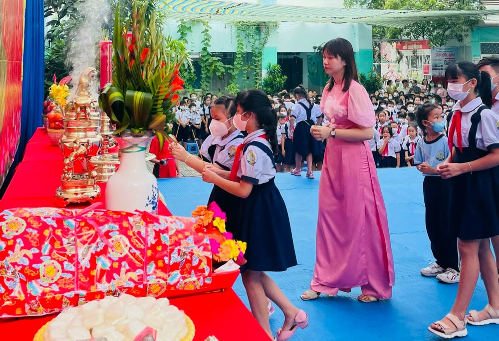 Cô trò Trường Tiểu học Lê Văn Thọ dâng hương lên bàn thờ Vua Hùng. Ảnh: NTCC