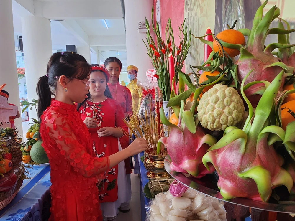 Học sinh Trường Tiểu học Bình Hoà dâng hương lên bàn thờ Vua Hùng. Ảnh: THANH TÚ