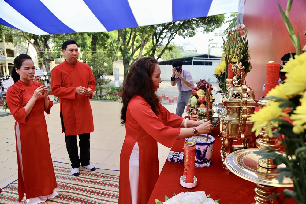 Nghi thức dâng hương của ban giám hiệu Trường THPT Hùng Vương, quận 5. Ảnh: HOÀNG GIANG