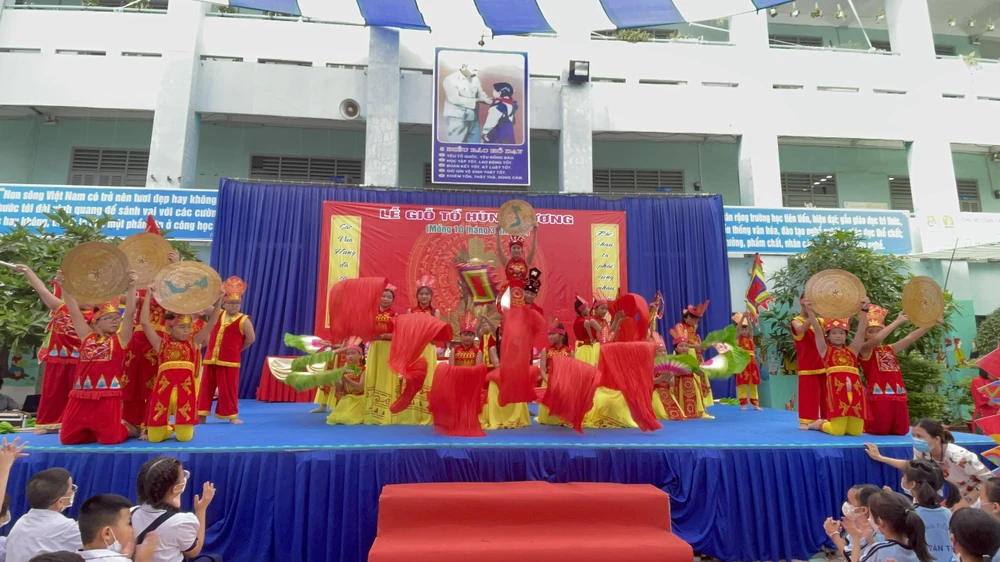 Tiết mục văn nghệ đặc sắc mừng lễ Giỗ tổ của Trường Tiểu học Lê Văn Thọ, quận Gò Vấp. Ảnh: NTCC