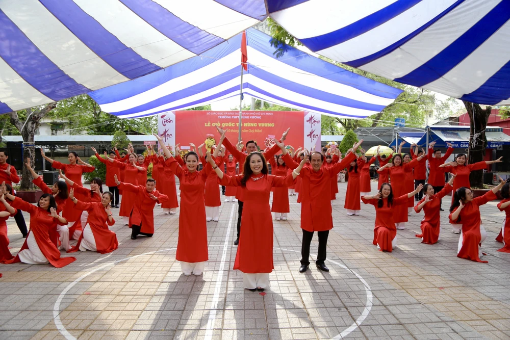 Tiết mục đồng diễn gây ấn tượng của tập thể lãnh đạo, giáo viên Trường THPT Hùng Vương tại buổi lễ sáng nay. Ảnh: HOÀNG GIANG