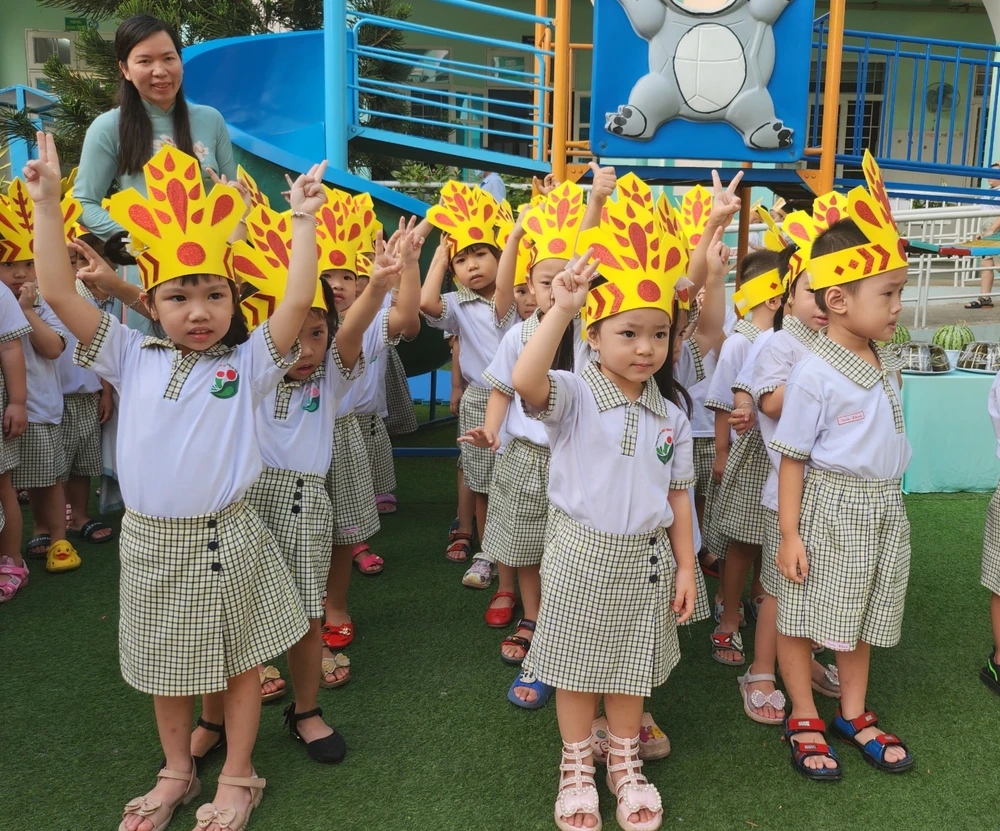 Các bé Trường Mầm non Hạnh Thông Tây, quận Gò Vấp trong lễ giỗ tổ Hùng Vương. Ảnh: NGUYỄN QUYÊN