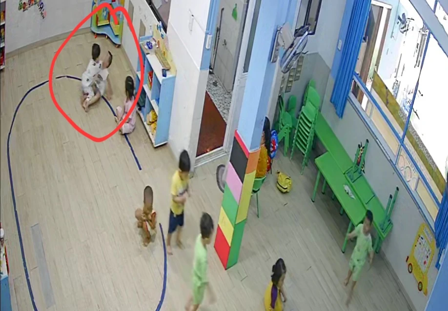 Bé H bị bạn tát vào mặt. Ảnh: PHCC