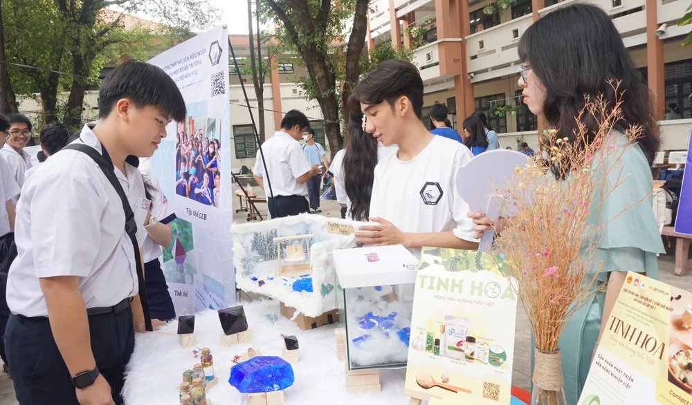 Lê Việt, HS Trường THCS Linh Trung, TP Thủ Đức tham gia ngày hội trải nghiệm và tư vấn tuyển sinh tại Trường THPT Nguyễn Hữu Huân, TP Thủ Đức. Ảnh: NGUYỄN QUYÊN