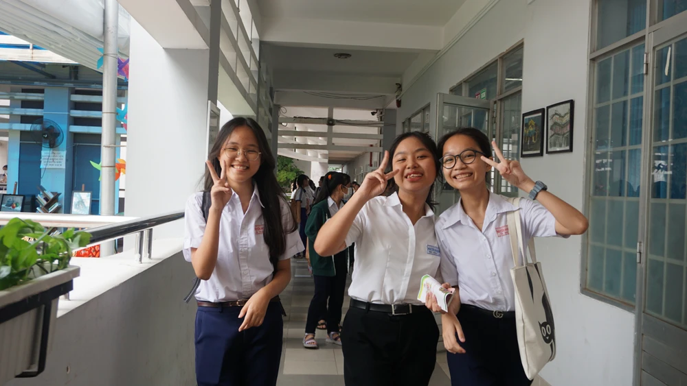 Học sinh lớp 9 tham quan Trường THPT Nguyễn Hữu Cầu, huyện Hóc Môn. Ảnh: NGUYỄN QUYÊN