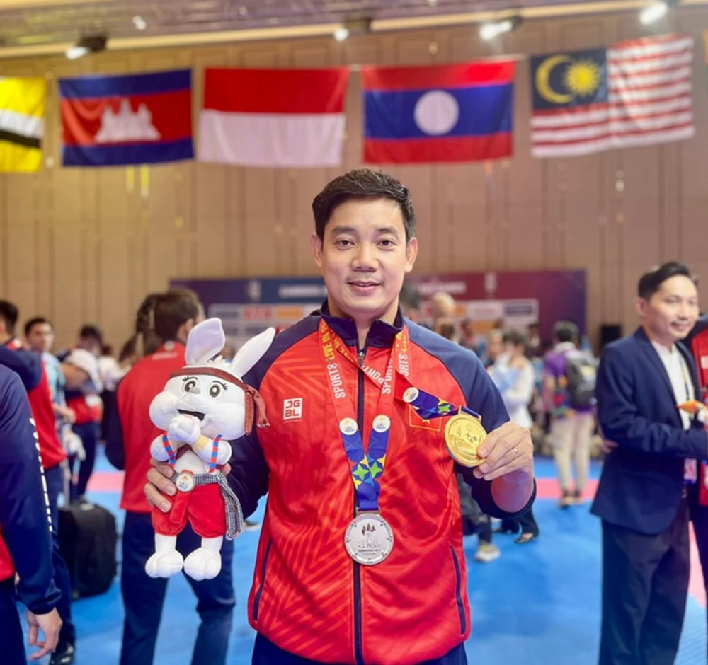 Thầy Lê Đức Duy - giáo viên thể dục Trường THPT Bùi Thị Xuân - đã cùng đồng đội xuất sắc giành huy chương vàng và bạc SEA Games 32 môn võ vovinam - Ảnh: Nhà trường cung cấp