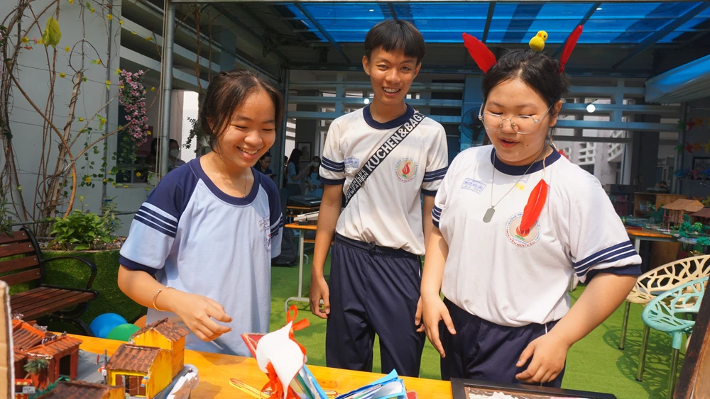 Phó Thủ tướng đề nghị Bộ GD&ĐT đề xuất lộ trình thu học phí đối giáo dục mầm non, giáo dục phổ thông phù hợp với khả năng chi trả của người dân. Trong ảnh: Học sinh lớp 9 tham quan Trường THPT Nguyễn Hữu Cầu, huyện Hóc Môn. Ảnh: NGUYỄN QUYÊN Phó Thủ tướng đề nghị Bộ GD&ĐT đề xuất lộ trình thu học phí đối giáo dục mầm non, giáo dục phổ thông phù hợp với khả năng chi trả của người dân. Trong ảnh: Học sinh lớp 9 tham quan Trường THPT Nguyễn Hữu Cầu, huyện Hóc Môn. Ảnh: NGUYỄN QUYÊN