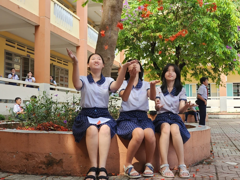 Cánh phượng rơi đầy gốc là trò chơi để các em giải toả áp lực trước mùa thi.