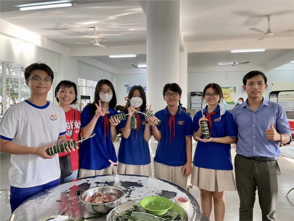 Học sinh Trường THCS Trần Quốc Toản 1 trong ngày hội gói bánh chưng. Ảnh: WEBSITE TRƯỜNG