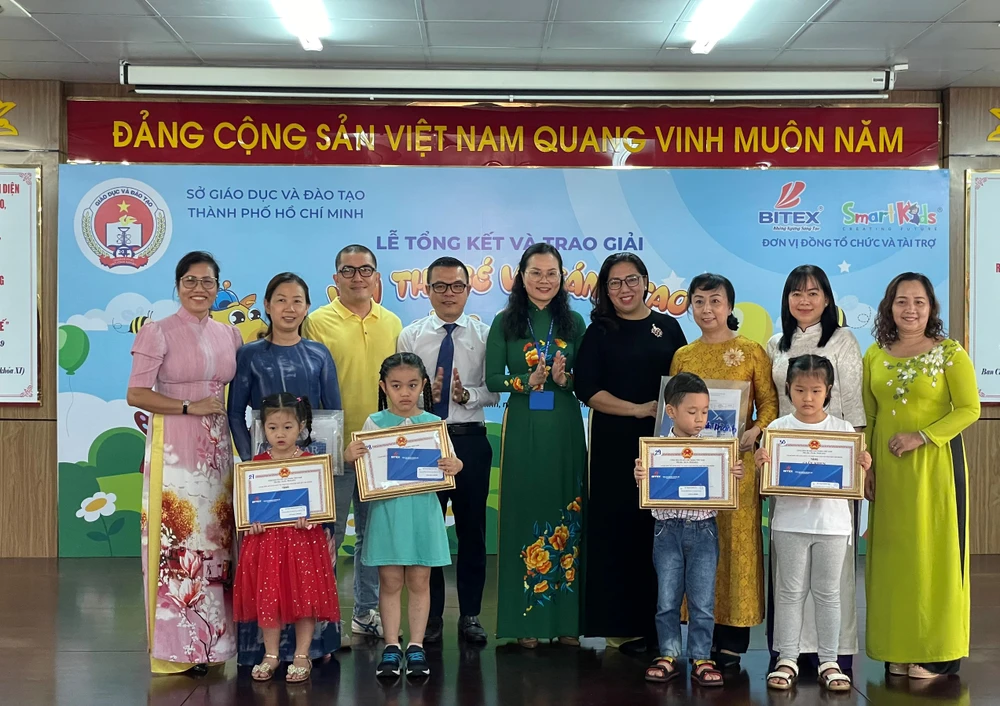 Bà Lê Thụy Mỵ Châu, (áo dài xanh, ở giữa) Phó Giám đốc Sở GD&amp;ĐT TP.HCM trao tặng bằng khen cho các bé đạt giải. Ảnh: TH