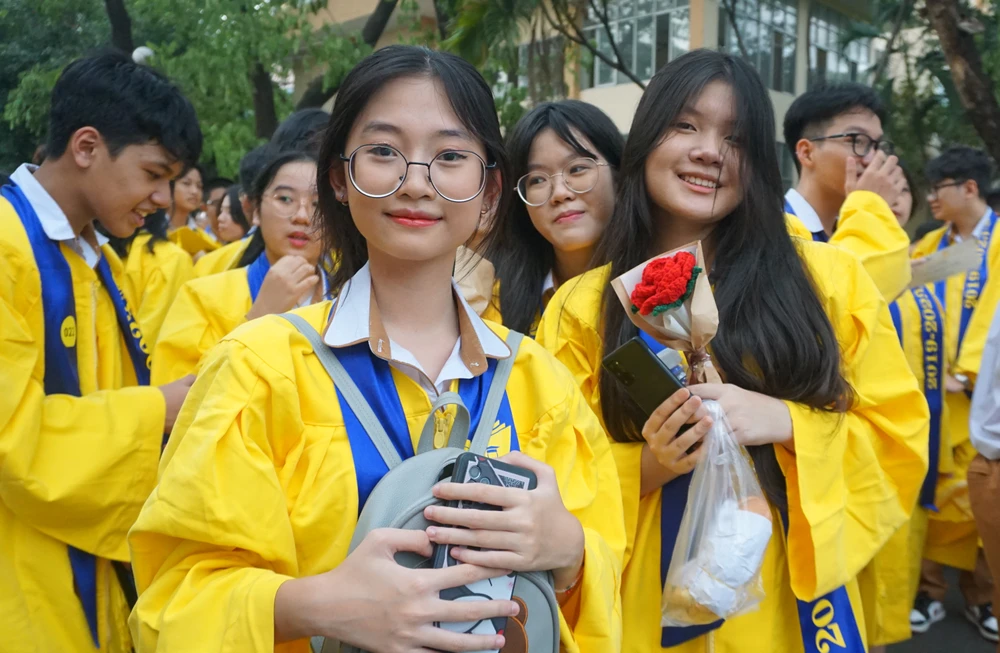 Các nữ sinh rạng rỡ trong ngày lễ tốt nghiệp. Các nữ sinh rạng rỡ trong ngày lễ tốt nghiệp.