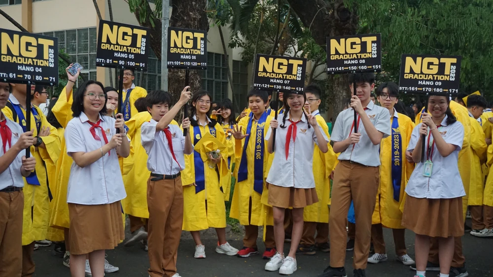 Lễ tốt nghiệp của học sinh lớp 9 Trường THCS Nguyễn Gia Thiều được chuẩn bị chu đáo từ trang phục, hội trường đến kịch bản. Lễ tốt nghiệp của học sinh lớp 9 Trường THCS Nguyễn Gia Thiều được chuẩn bị chu đáo từ trang phục, hội trường đến kịch bản.