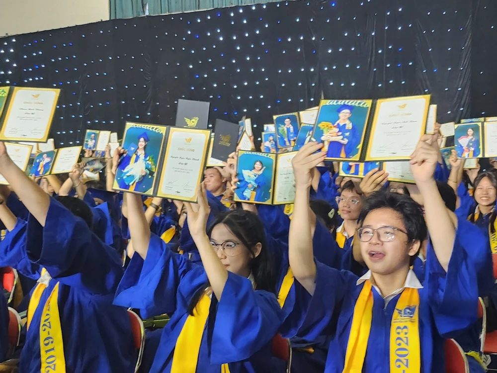 Tấm bằng tốt nghiệp đã đánh dấu một hành trình trưởng thành của các em. Tấm bằng tốt nghiệp đã đánh dấu một hành trình trưởng thành của các em.