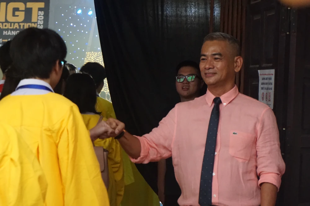 Thầy hiệu trưởng Nguyễn Xuân Đắc đứng đón các HS trước cửa hội trường và gửi đến các em những lời dặn dò đầy yêu thương. Thầy hiệu trưởng Nguyễn Xuân Đắc đứng đón các HS trước cửa hội trường và gửi đến các em những lời dặn dò đầy yêu thương.