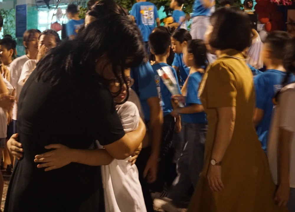 Học trò ôm cô hiệu trưởng Lê Thuỵ Phượng Linh trong lễ ra trường. Học trò ôm cô hiệu trưởng Lê Thuỵ Phượng Linh trong lễ ra trường.