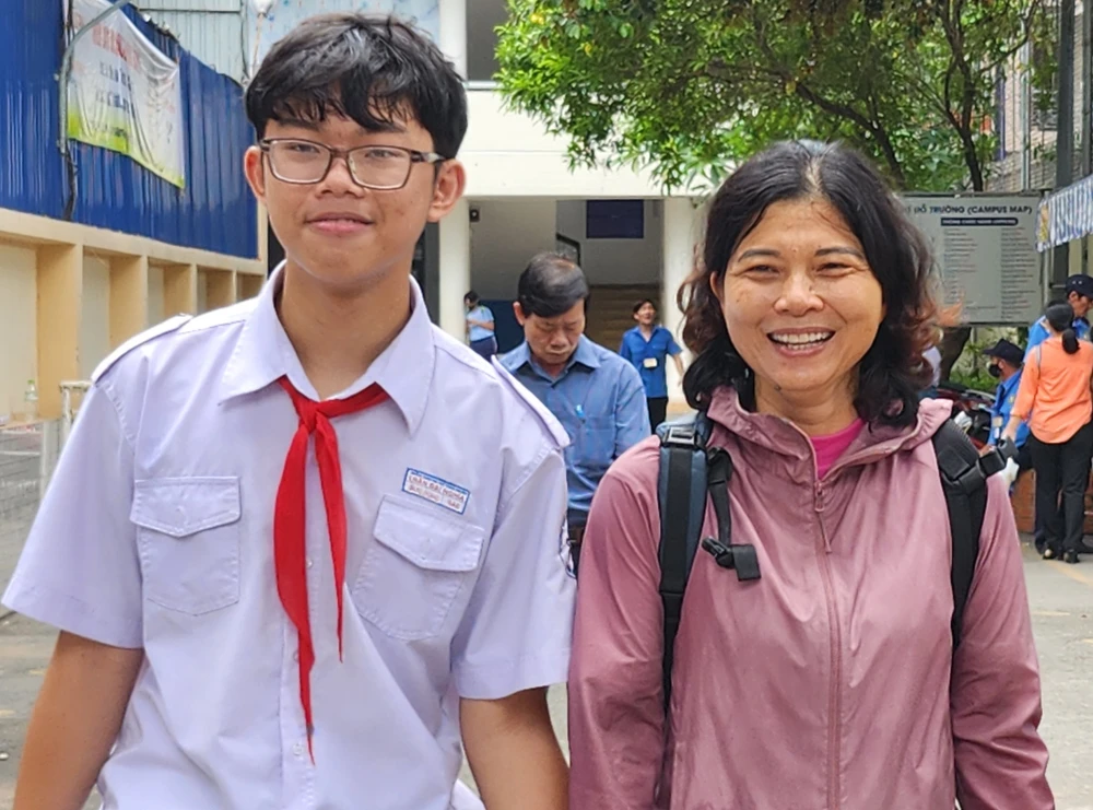 Mẹ và con trai tươi cười rạng rỡ sau khi kết thúc môn thi đầu tiên. Ảnh: NGUYỄN QUYÊN