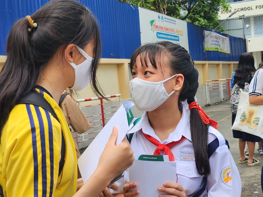 Thí sinh trao đổi bài sau giờ thi. Ảnh: NGUYỄN QUYÊN