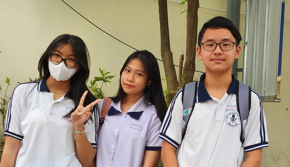 Châu Anh (giữa) cùng hai bạn sau giờ thi. Ảnh: NGUYỄN QUYÊN